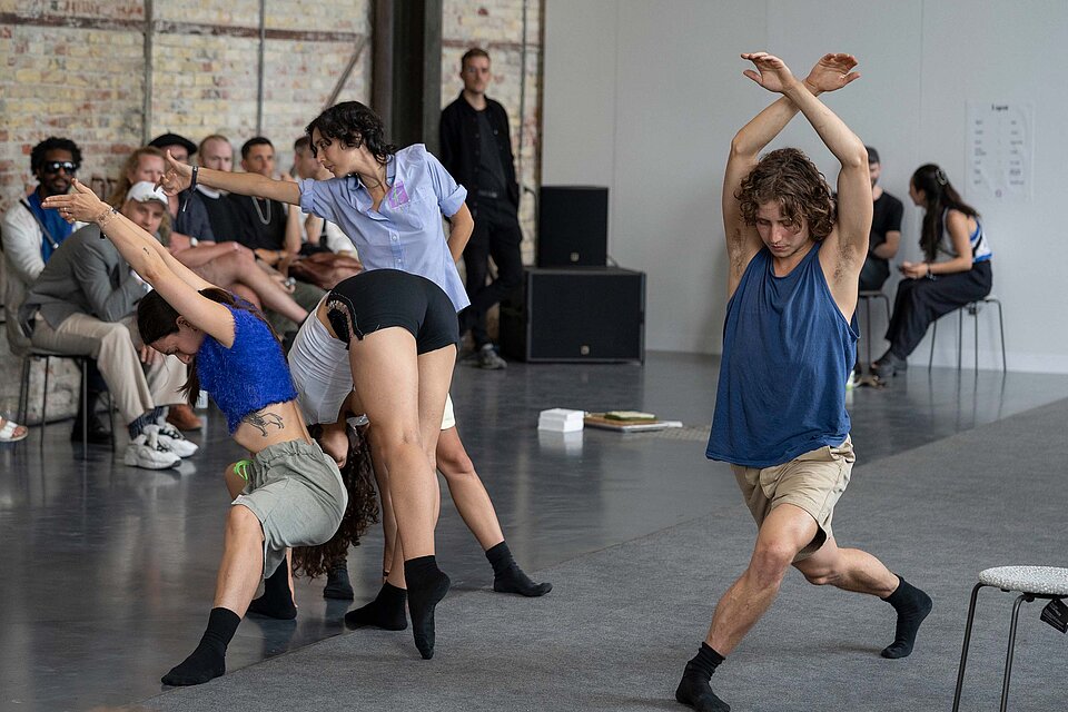 tanzende Menschen bei der Performance Basically von Nikima Jagudajev