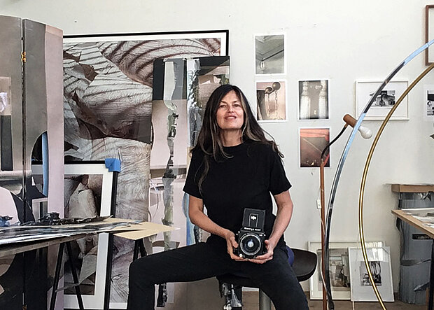 
            
                Selbstportrait der Künstlerin Anita Witek im Atelier
            
        