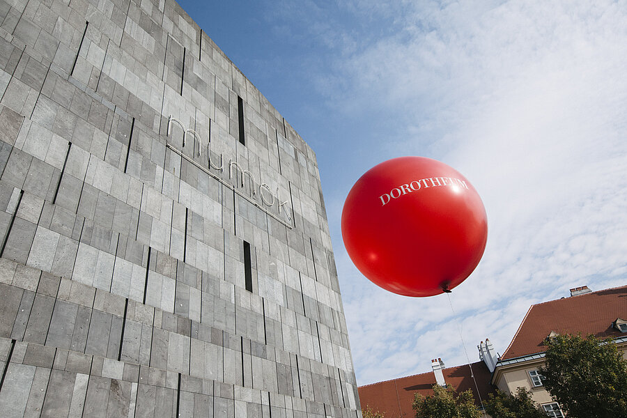 mumok Fassade mit rotem Luftballon mit Logo "Dorotheum"