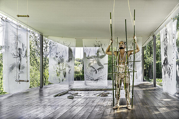 Robert Gabris Insectopia, 2020. Performance- und Installationsansicht mit „Autoprints“, Villa Romana, Florenz, 2020