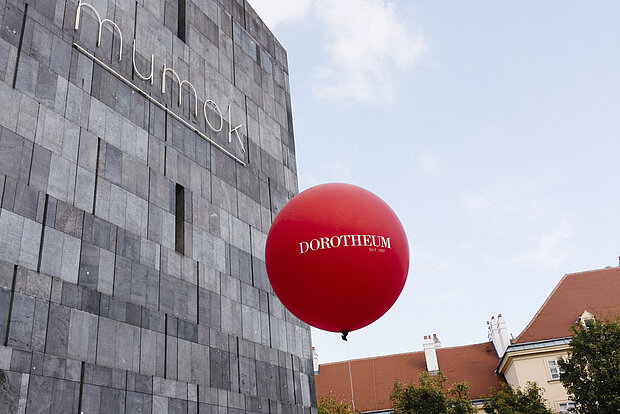 
            
                mumok Fassade mit rotem Luftballon mit Logo "Dorotheum"
            
        